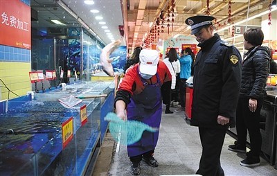 北京連鎖超市八成門店恢復活魚供應:價格穩(wěn)定__中國青年網